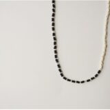 モノトーンカラーのビーズネックレス ･ナビイメージ-2